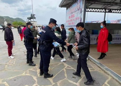 丹东市公安局巡特警坚守执勤一线 守卫一方平安