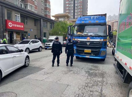 丹东市公安局巡特警坚守执勤一线 守卫一方平安