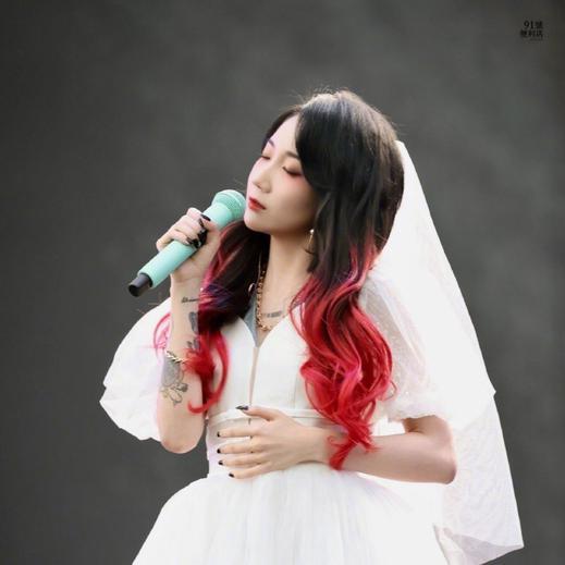 乃万婚纱造型_乃万婚纱