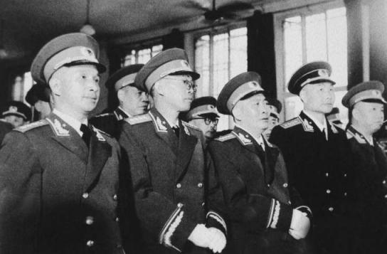 1955年授衔现场,3位上将看到1位中将都连忙敬礼,喊道