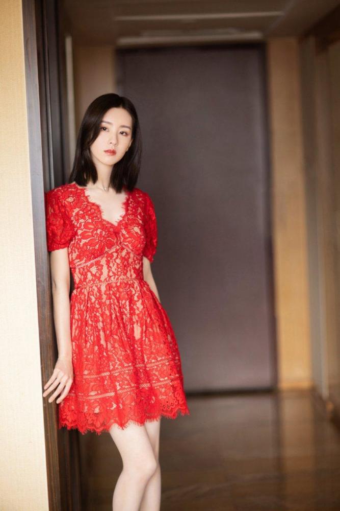 陈都灵穿红裙衬托肌肤细腻光滑,优雅妩媚动人女神