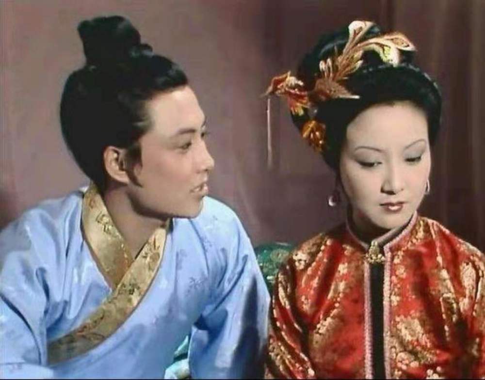 左拥右抱,《红楼梦》里贾琏最爱的人是谁?