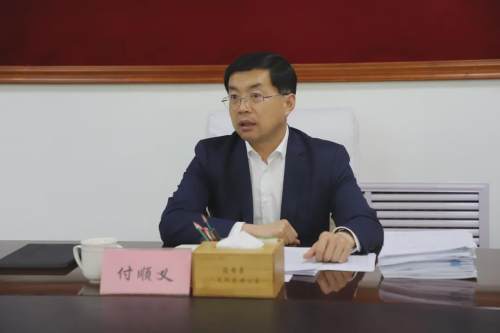 县政府县长付顺义,县政府副县长刘斌出席会议.