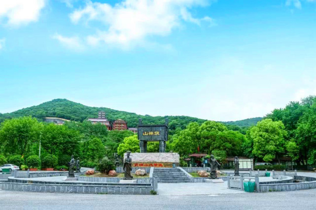 马鞍山的大青山它山势峥嵘,峰峦遥接,岩壑灵秀,蜿蜒起伏.