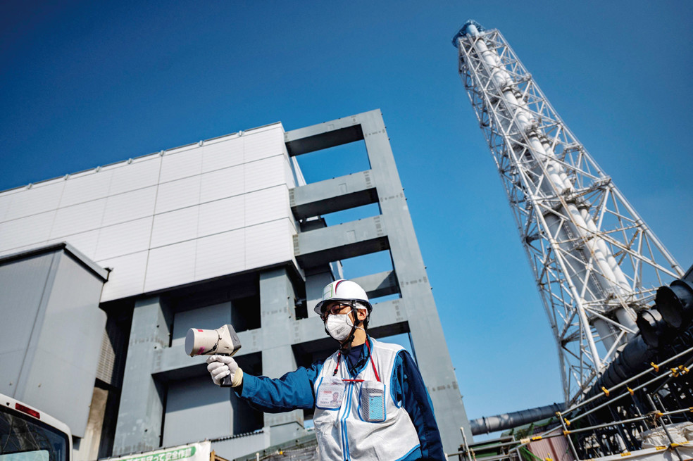 2021年2月21日,日本福岛县,东京电力公司的员工在福岛第一核电站进行