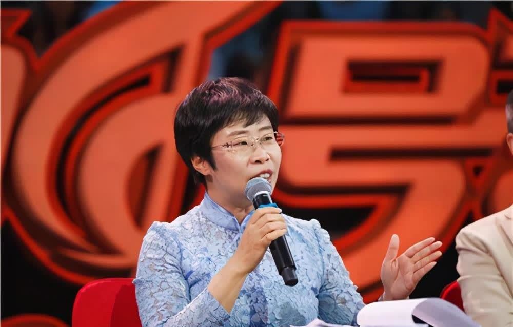 国学大师蒙曼:因解读错"锄禾日当午"跌落神坛,她真实水平如何