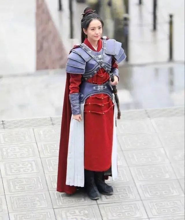 女明星的将军装:热巴像男人,景甜惊现厚刘海,杨幂