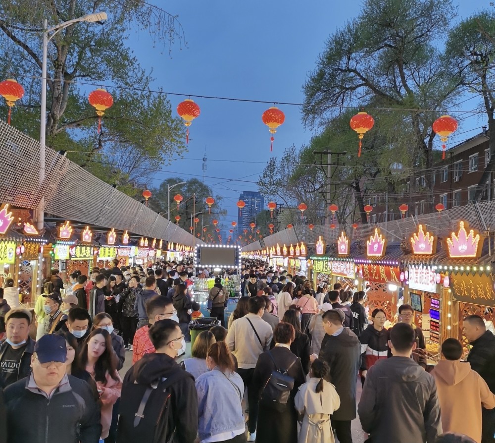 春暖花开,又值"五一"小长假,去哈尔滨师大夜市游玩,品尝美食是很多