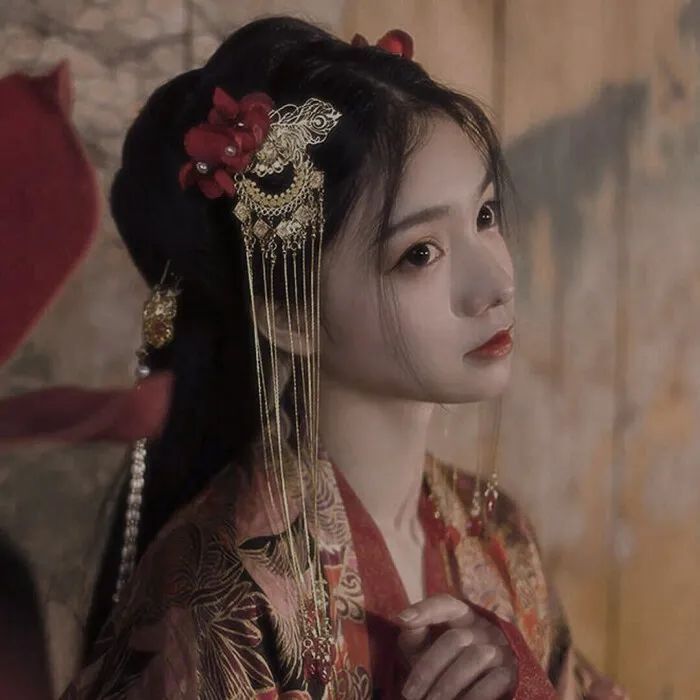 "精选一组精致且仙气的真人古风头像"