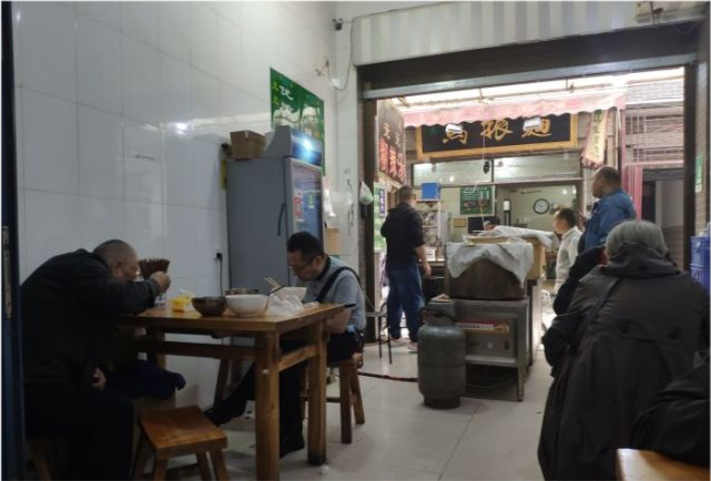 西安火了20年的早餐店,从5毛涨到8元1碗6小时卖光,老板舍得给肉