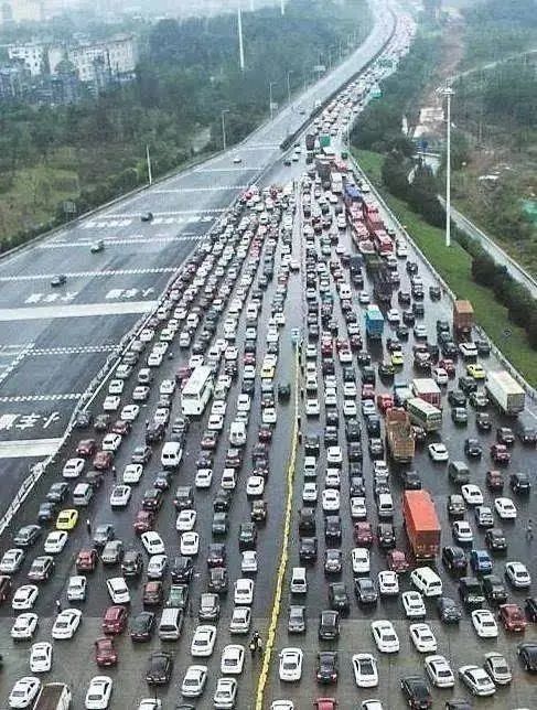 五一高速堵车5个小时,新能源车主苦不堪言:简直被车玩