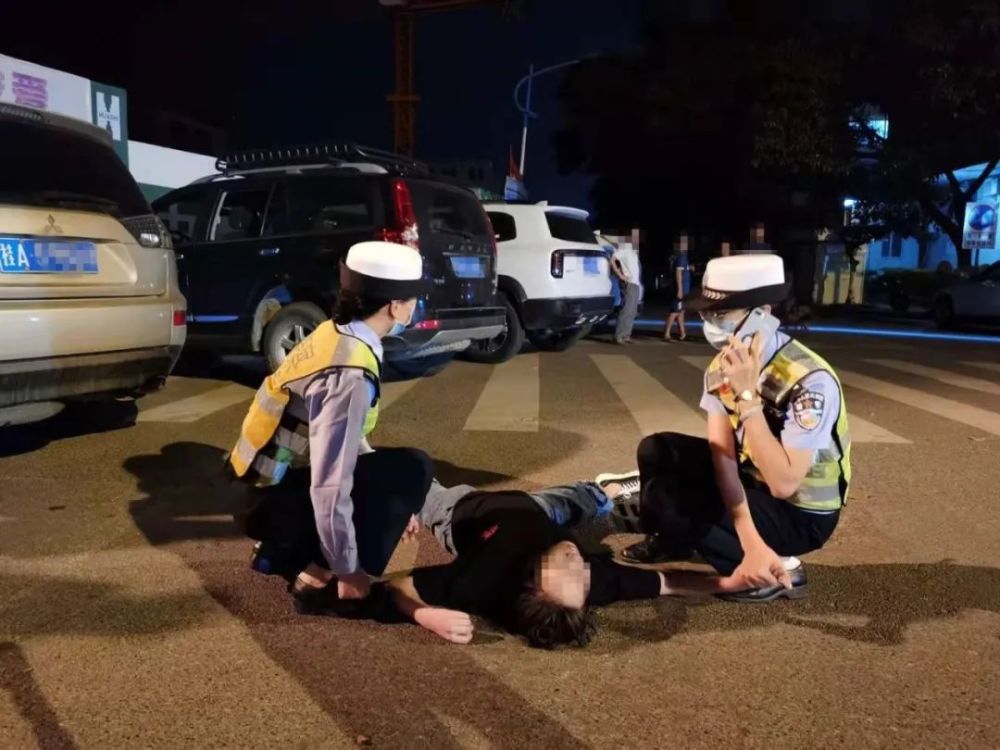 玉林某地一女子晕倒在地,失去意识,危急时刻
