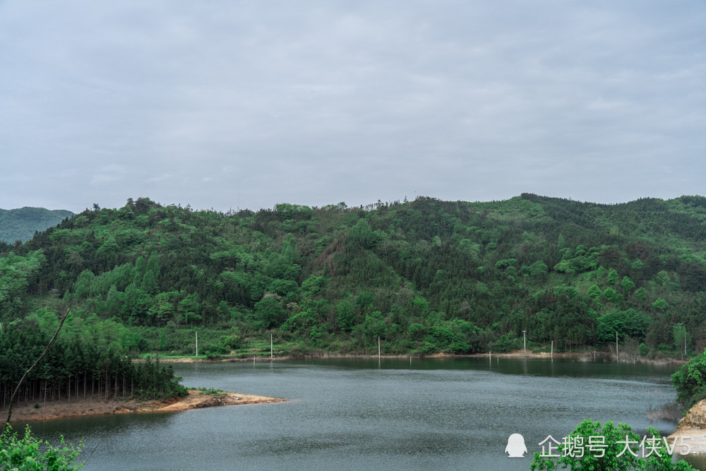 武占岭原是穷乡僻壤现建生态漂流还有高空玻璃栈道