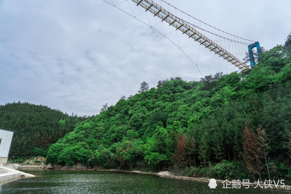 在武占岭生态旅游度假区有一个风光非常秀丽的水库,水库的面积非常大