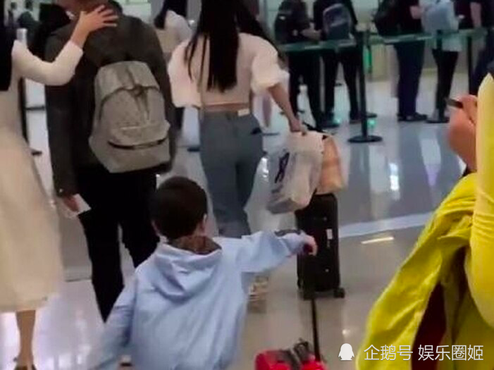 angelababy赶飞机将3岁小海绵押后:不怕小孩走丢?