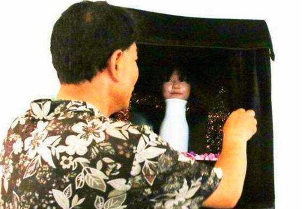 童年记忆:花瓶里面长出来的"花瓶姑娘",究竟是如何骗小孩的?