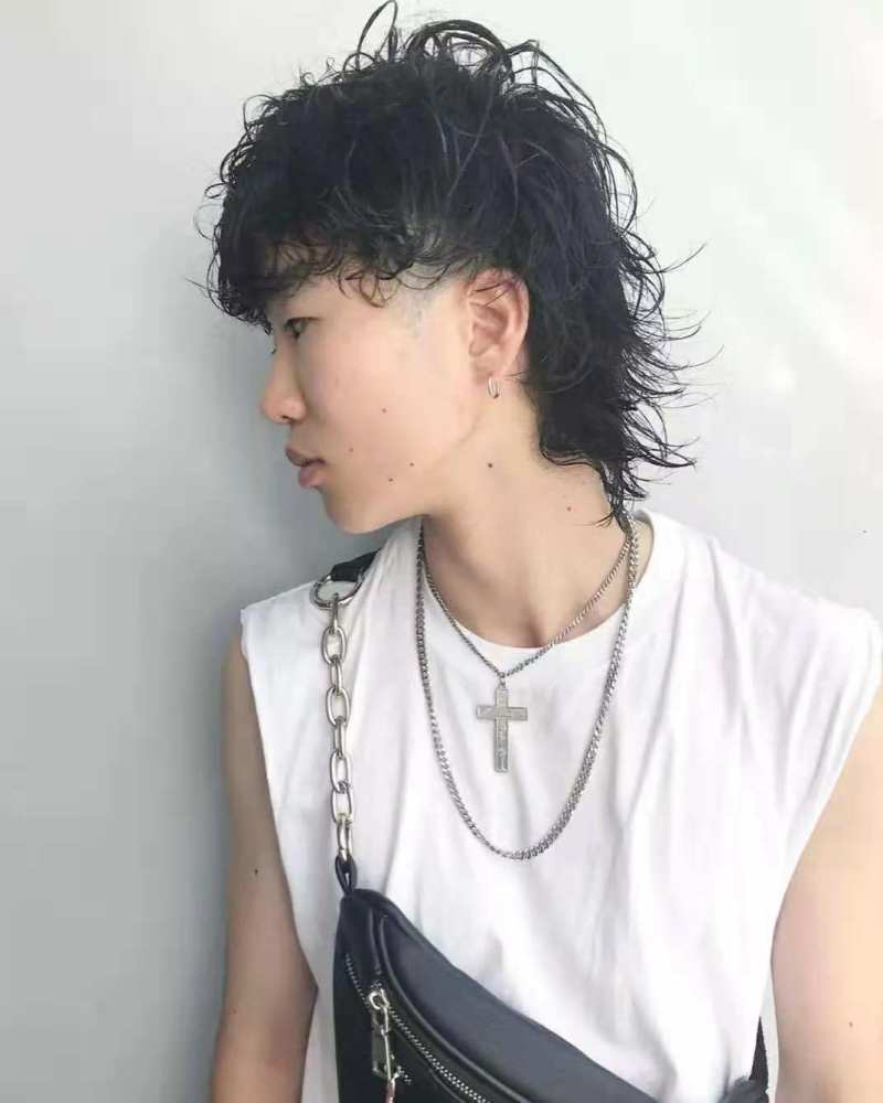 "鲻鱼头"和"狼尾式"有啥区别?适合什么脸型?需要烫发吗?_腾讯新闻