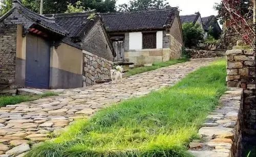 下石硼村地处乳山市西北部山区的马石山脚下,是山东省旅游扶贫重点村