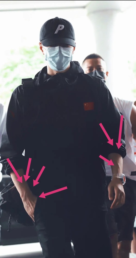 王一博折腾8小时终抵北京,疲惫不忘暖心举动,拿着滑板