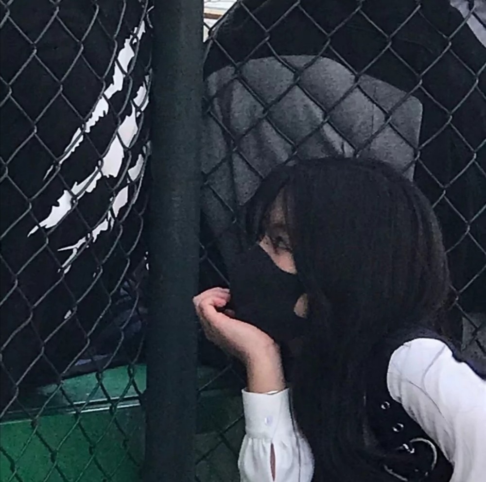 情侣头像:嘘 关月亮了 不可以说话 只可以接吻