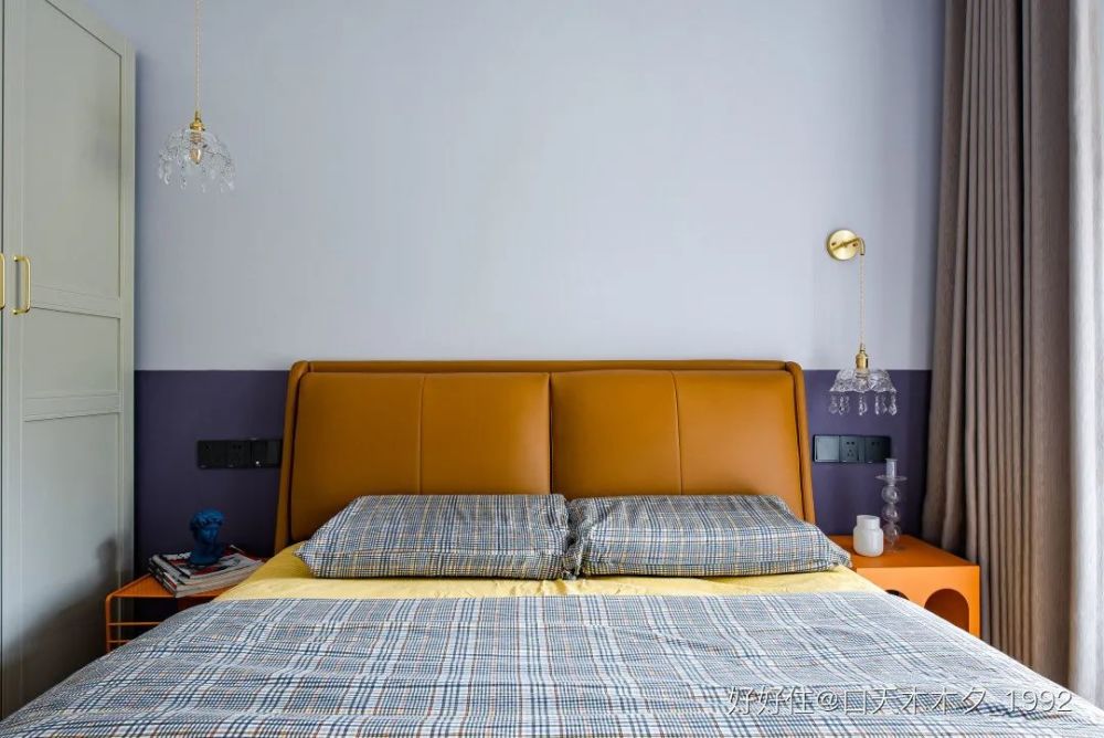 床头灯:西早 床头柜一改传统的抽屉柜形象,两个橙色边几一个是简易款