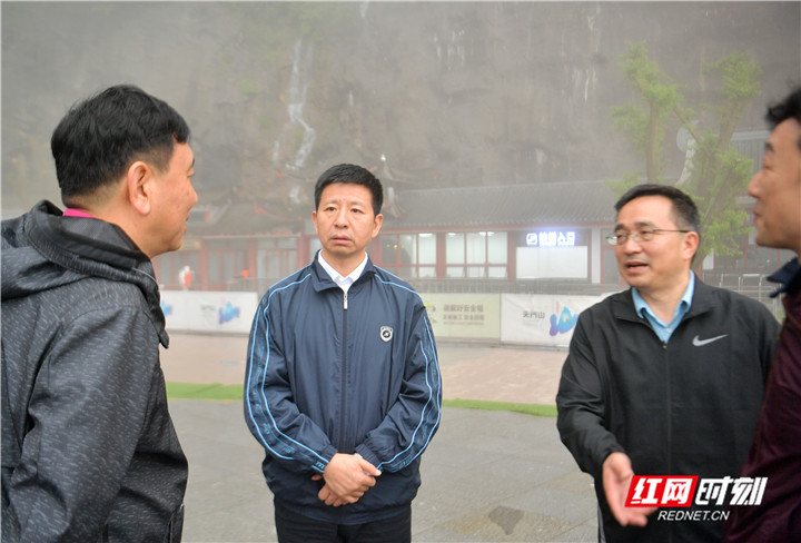 在张家界南方运输有限公司,王洪斌通过视频查看旅游运输车辆运行情况