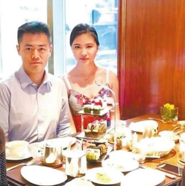 去年10月,刘鸣炜被曝与30岁的简雪忻相恋,女方曾在伦敦大学修读经济及