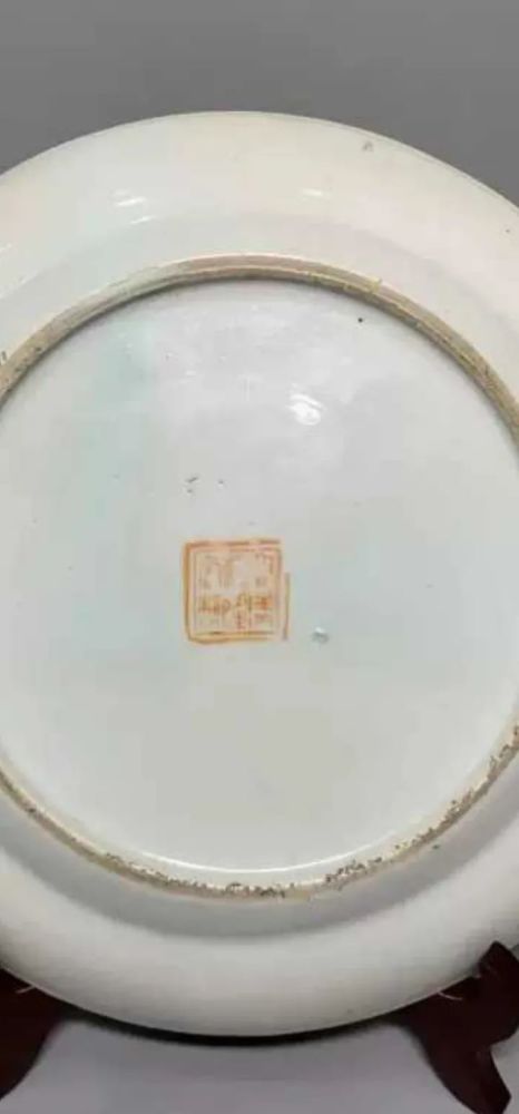 瓷器鉴赏:清晚期,大清乾隆年制款博古图粉彩盘