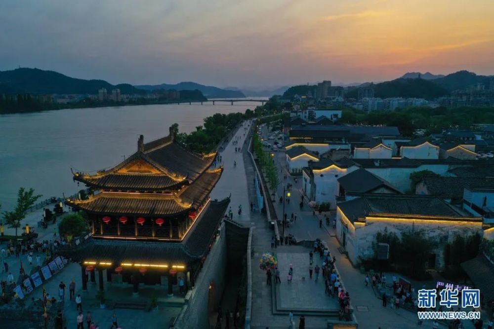 5月2日,浙江建德市梅城镇严州古城夜景(新华网)