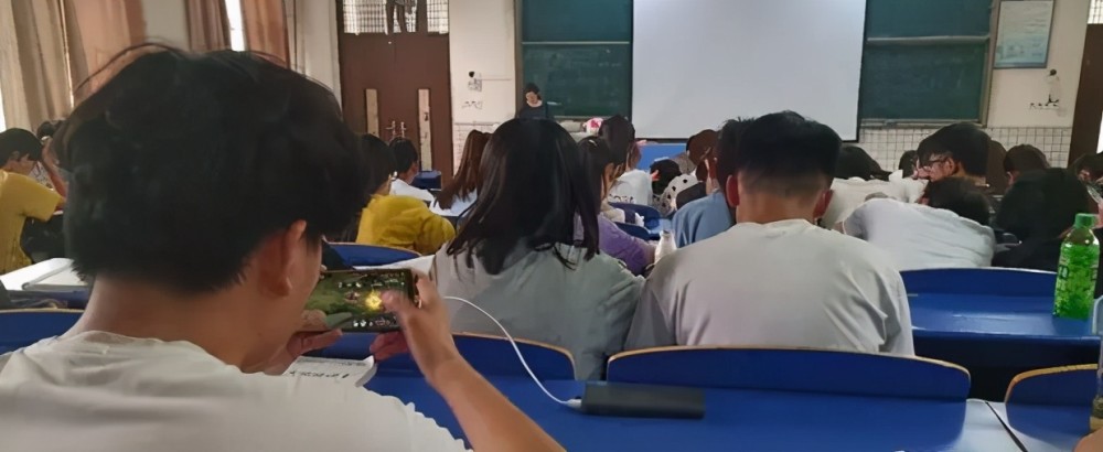 大学生不想上课,网购人体模特代替自己上课,老师被气得火冒三丈_腾讯