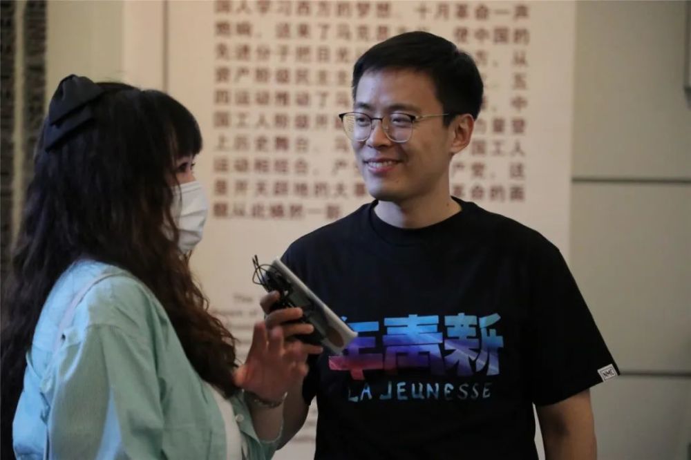 总台央视记者张仲鲁在直播彩排中随机采访观众