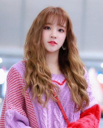 宋雨琦也来了,她是韩国当下热门女团成员,实力强,人又有综艺感,她能