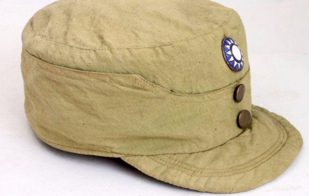 抗战时期,八路军的军帽上都缝有两粒纽扣,不要以为只是装饰用的