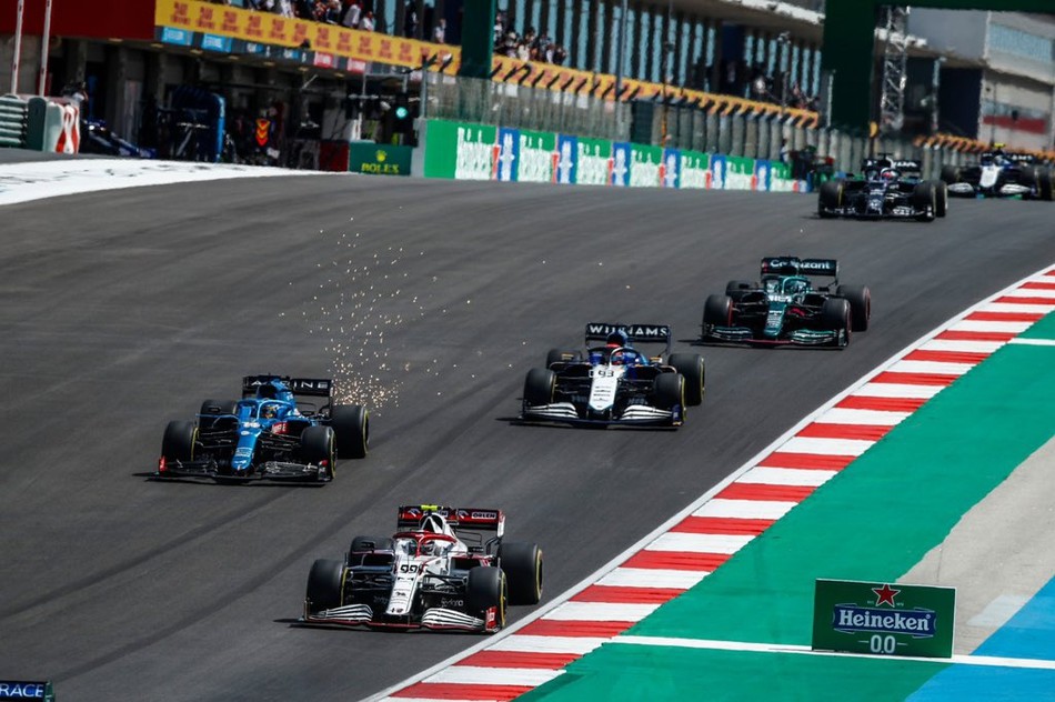 火花飞溅 2021f1葡萄牙大奖赛正赛大场面