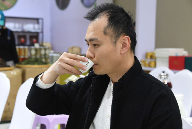 李卓澄在第十三届中国(北京)国际茶业及茶艺博览会上品茶(4月23日摄).