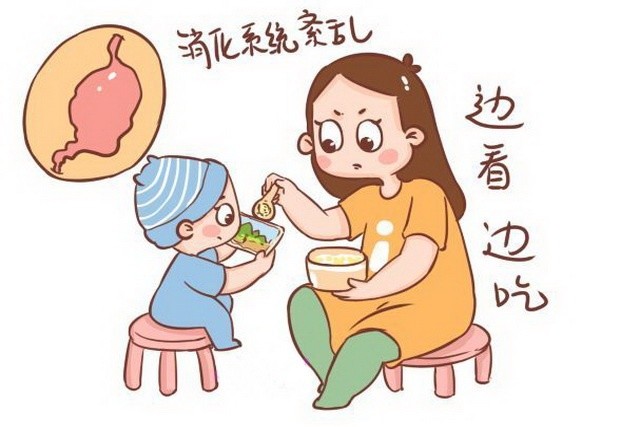 孩子边看电视边吃饭妈妈很头疼怎么办看看这篇就知道