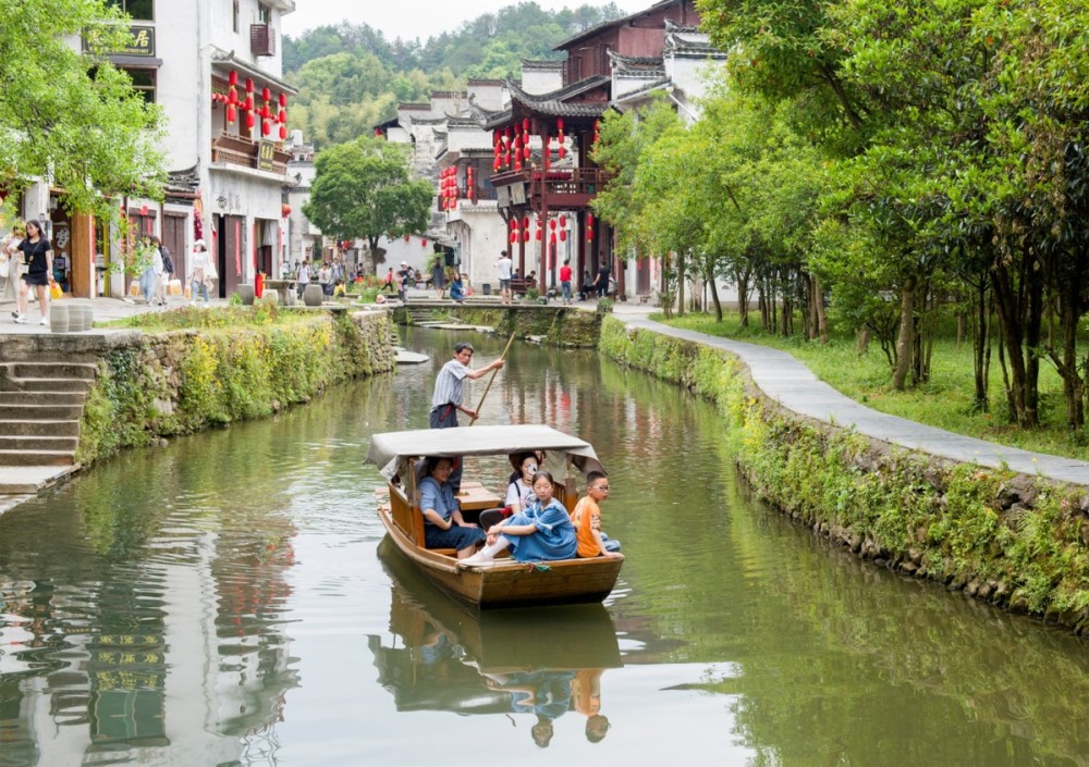 5月3日,众多游客在江西省婺源县秋口镇李坑景区游玩.