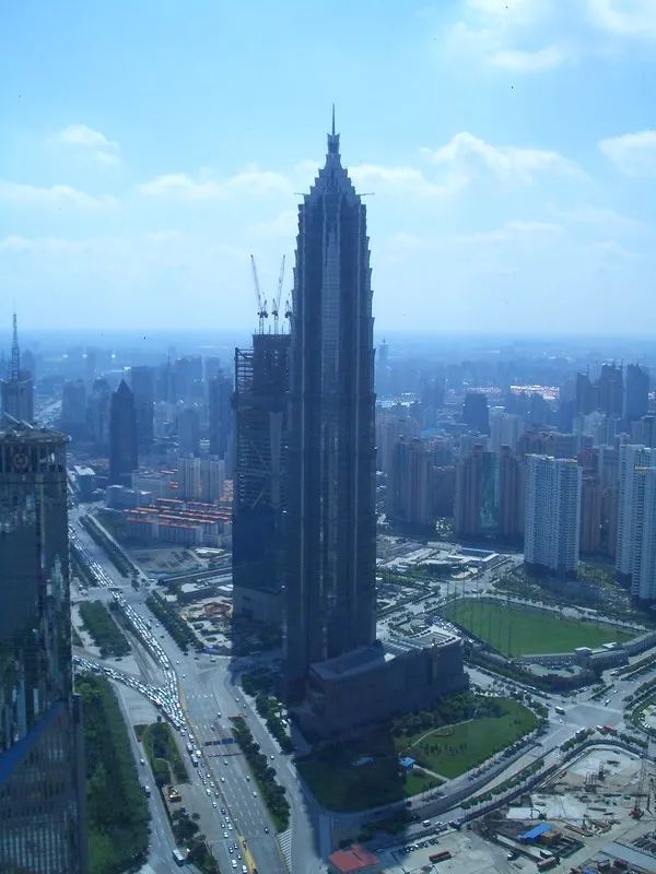 2006年,浦东陆家嘴,金茂大厦已建成,隔壁在建上海环球金融中心大厦.