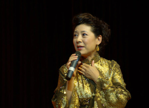女中音歌唱家关牧村:45岁二婚嫁高官被宠23年,如今68岁风采依旧