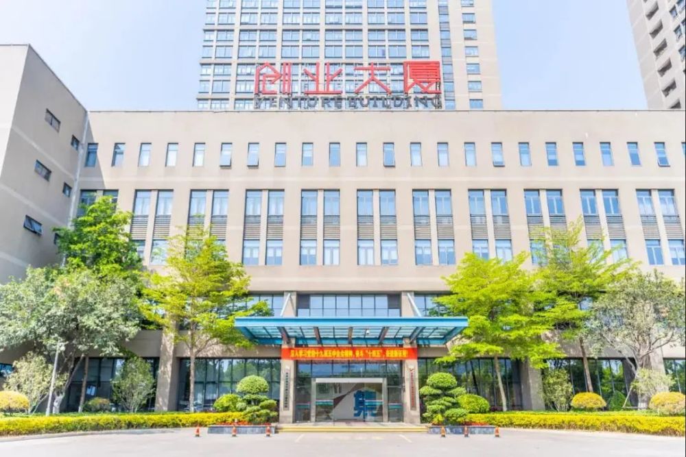 近日,集美区海蛎文创基地乔迁至集美区集美大道1302号集美创业大厦22