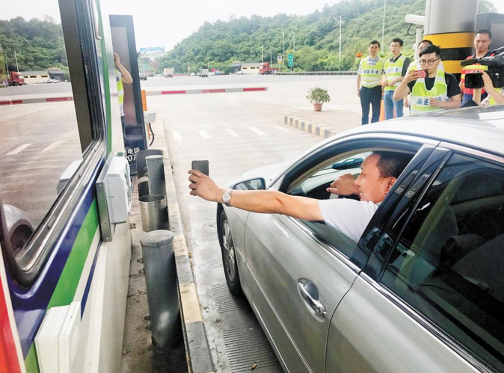 高速etc通道一片冷清,人工通道却排起长队,车主:我不敢用