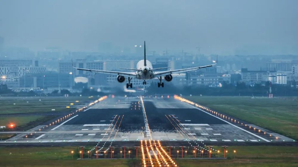 多架民航飞机盘旋等待!只因男子在机场净空区内干了这件事