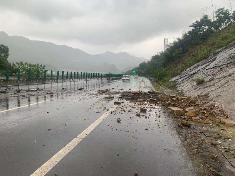 实时路况|受降雨影响 古宜高速发生边坡垮塌