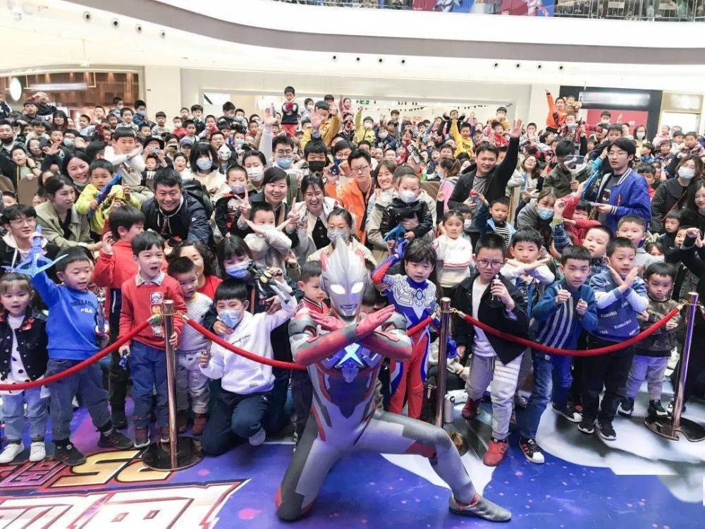 奥特曼魂展惊现低素质奥迷用手搓皮套演员头部皮套演员当场发飙