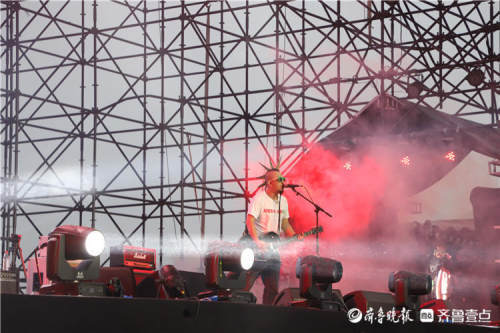 燥起来了!滨州迷笛音乐节第一天上演雨中激情