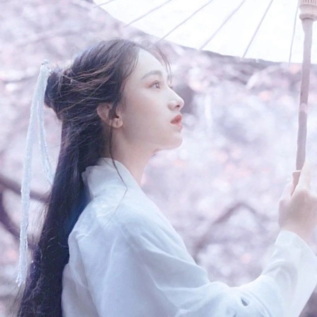 古风真人女生头像:黄昏乍拆秋千,空锁满屏花雨