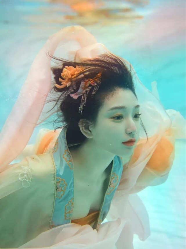 古风真人女生头像:黄昏乍拆秋千,空锁满屏花雨