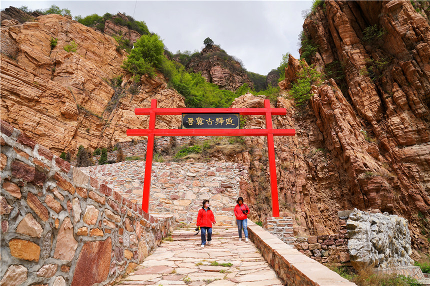 河北邢台有个神奇景点,一山跨两省,88道拐弯惊险刺激