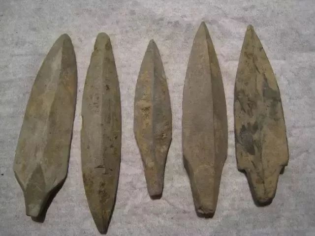 新石器时代的石兵,磨制精良,平泽锐利,与现代石器相比也毫不逊色,且