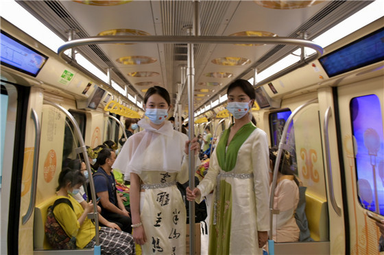吴莫愁地铁海报吓乘客_女乘客在地铁内跳舞_地铁想乘客为乘客大讨论